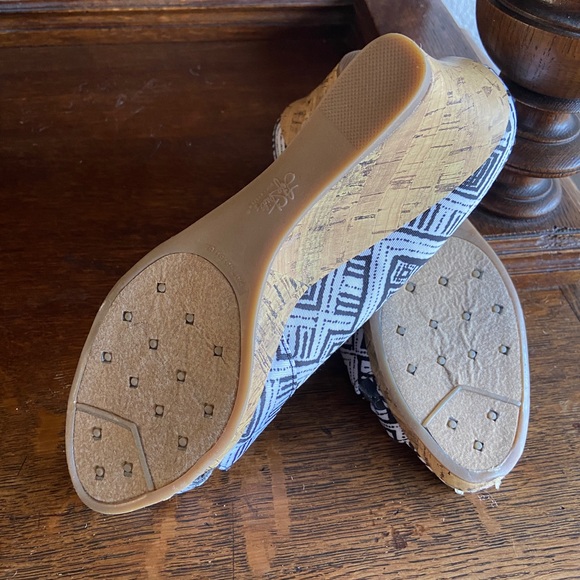 NWT LIFE STRUDE Black/ white fashion forward wedges with cork heel. - Picture 4 of 8